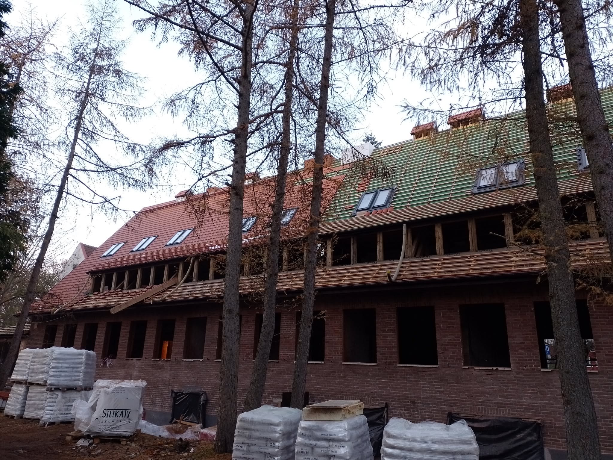 Budynek podczas realizacji prac dekarskich