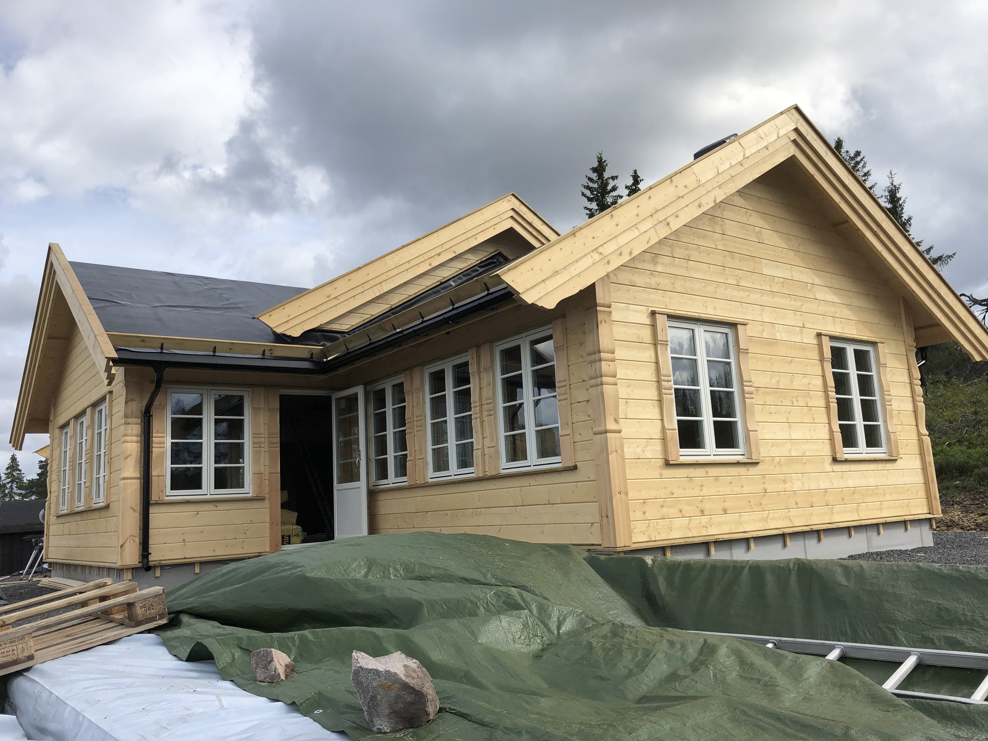 Dom drewniany na etapie wykończenia w Norwegii